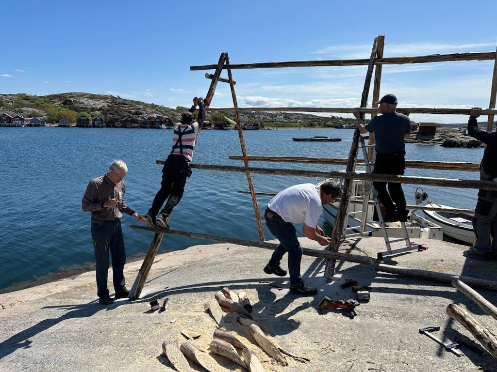 Några personer jobbar med att bygga upp vadbocken i Grönemad