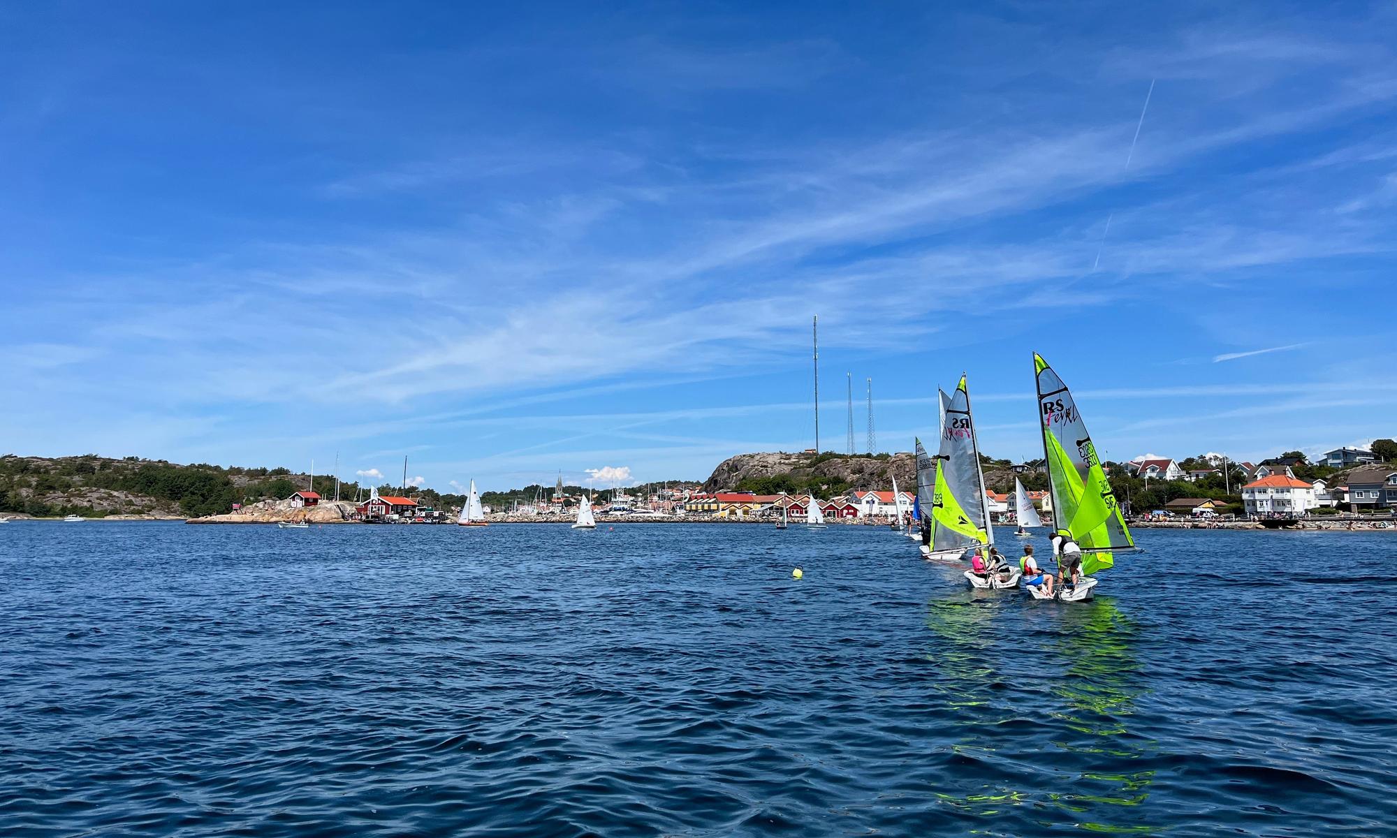 Två segelbåtar på havet