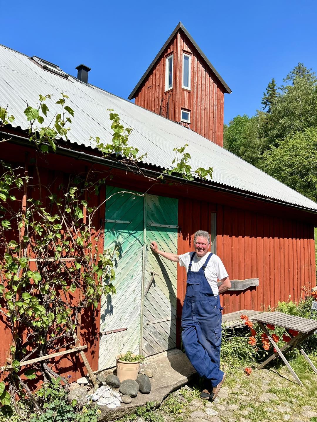 Kenneth Kauppi på Ciderlabbet står framför en ladugård i Bottna