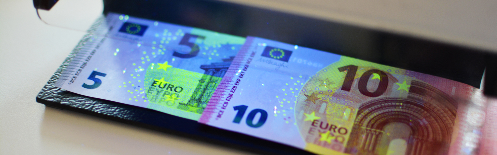 Euro-sedlar i uv-ljus.