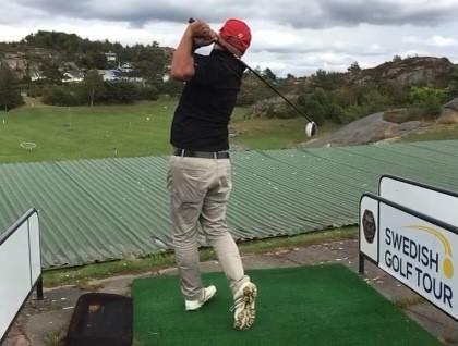 Hans Kåwert slår ett golfslag på Fjällbacka GK