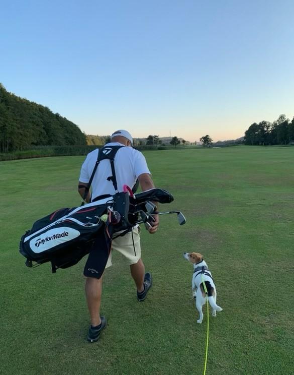 Hans Kåwert går på golfbanan med sin hund