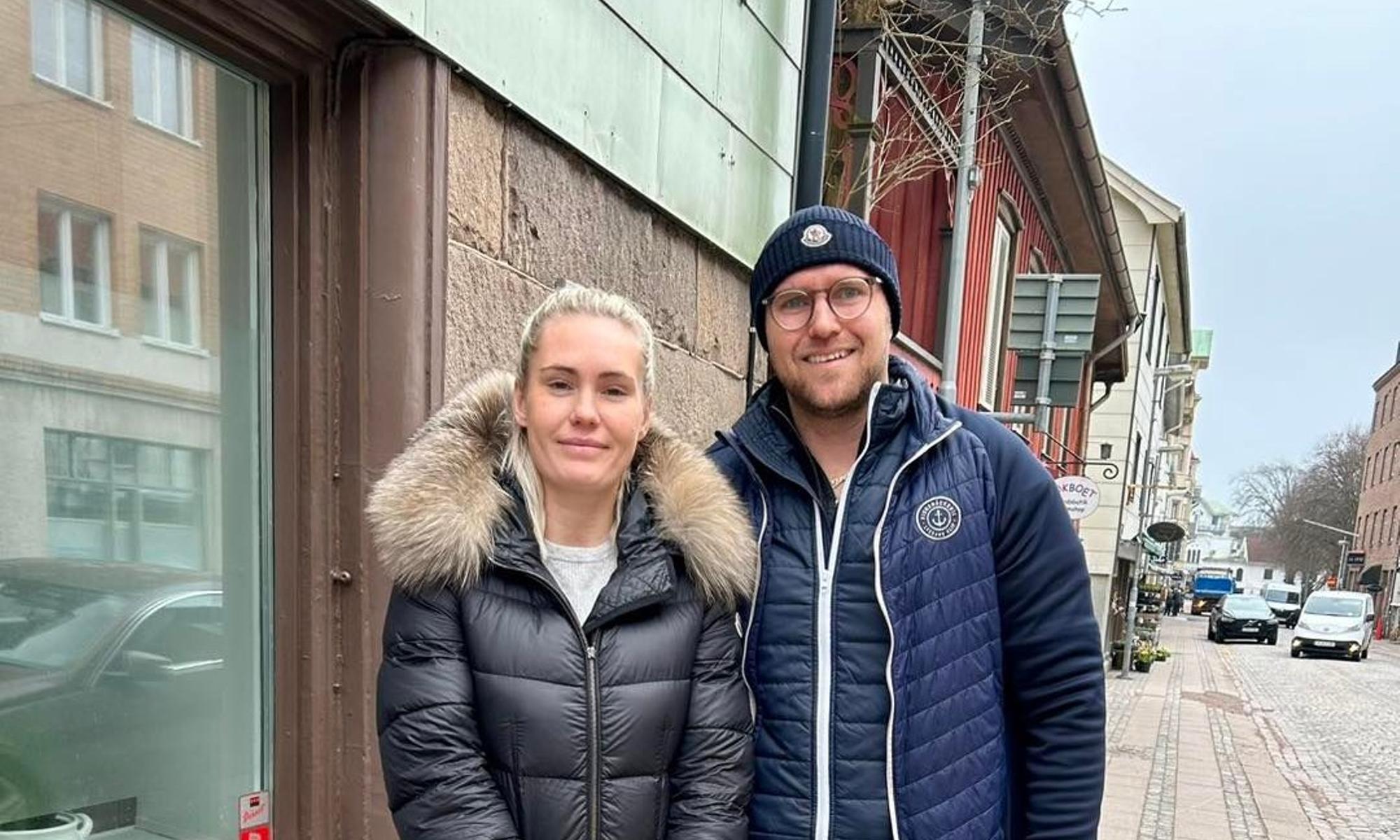 Isabel Annerfalk och Erik Persson tillsammans med sin bebis i Lysekil