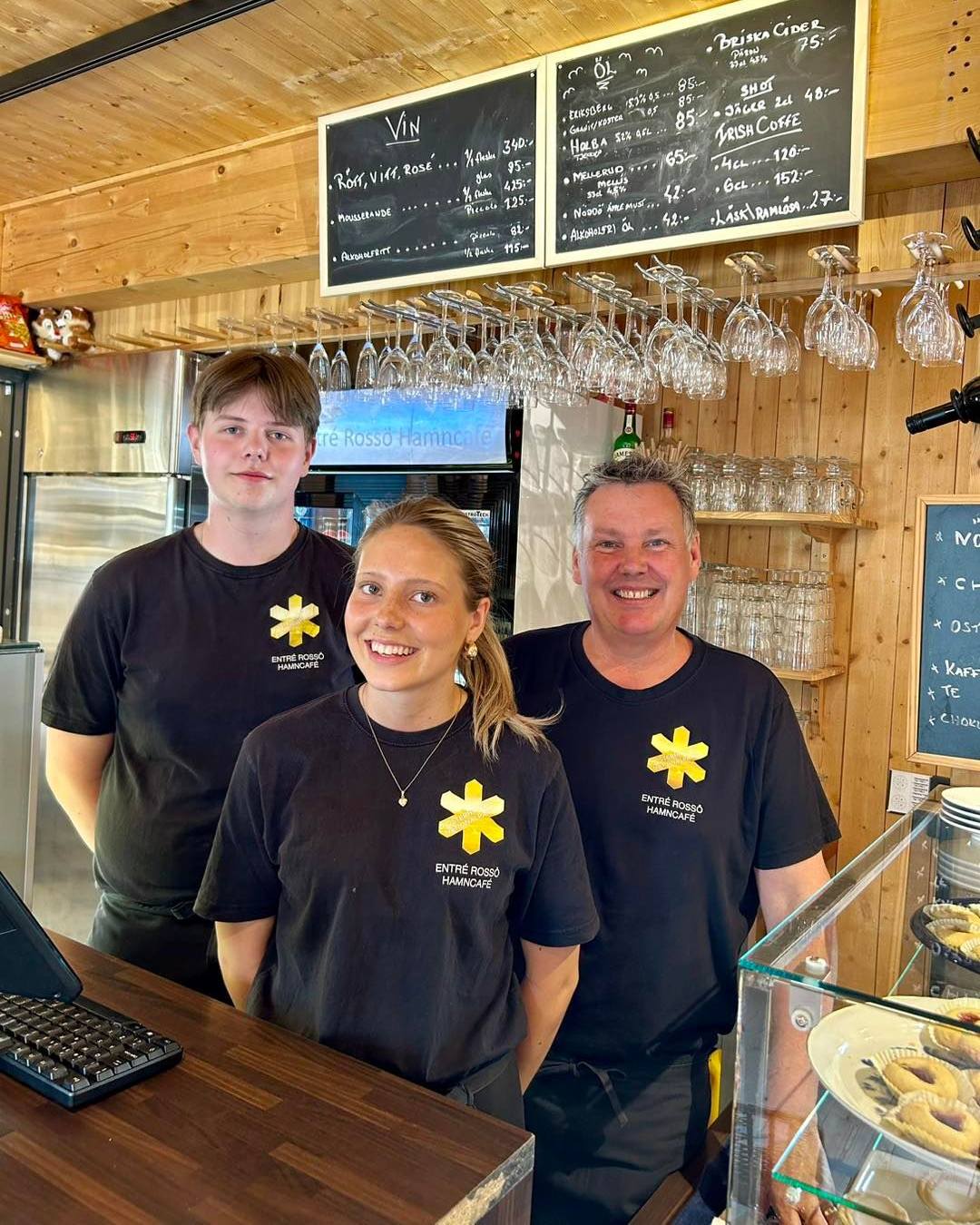 Tre personer som jobbar på Rossö hamncafé