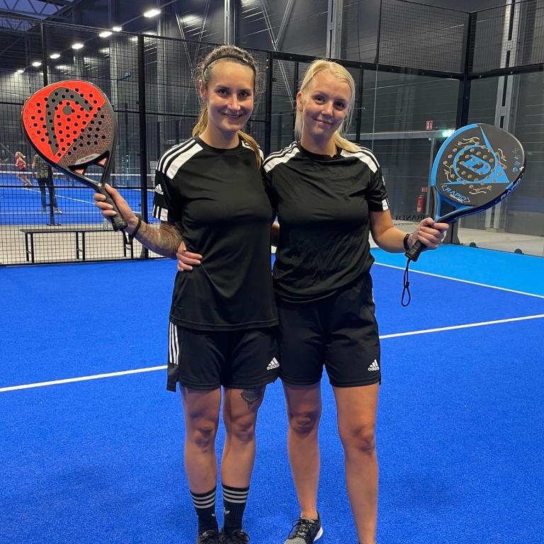 Två padelspelare i en padelhall