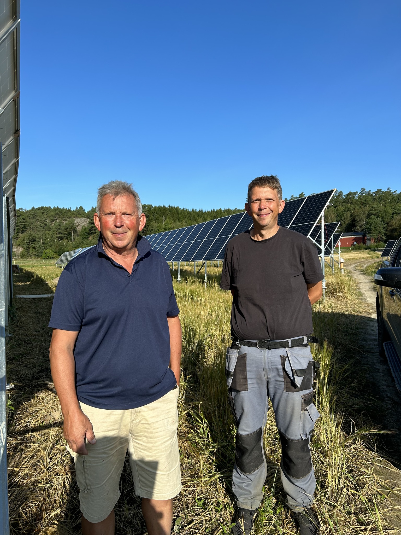 Ulf och Mats Sjöberg vid solcellsanläggningen utanför Fjällbacka