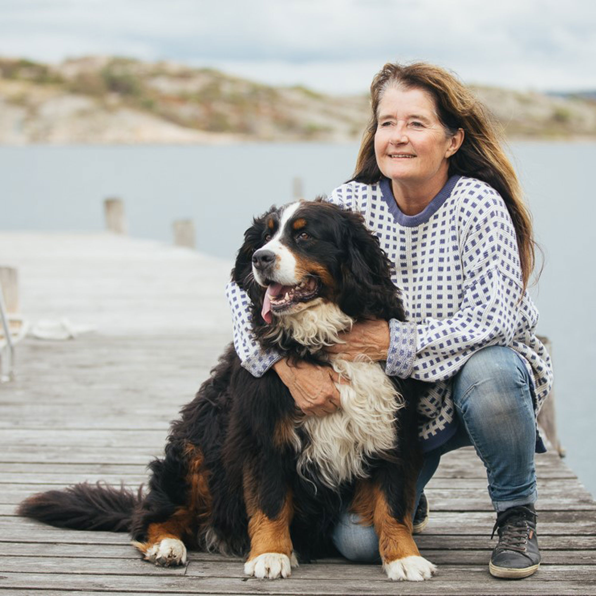 Åsa Hardin på Kalvö med hunden Nilla