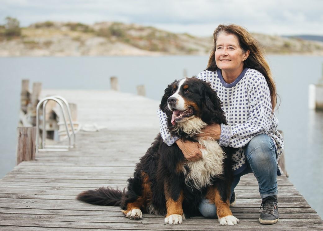 Åsa Hardin på Kalvö med hunden Nilla