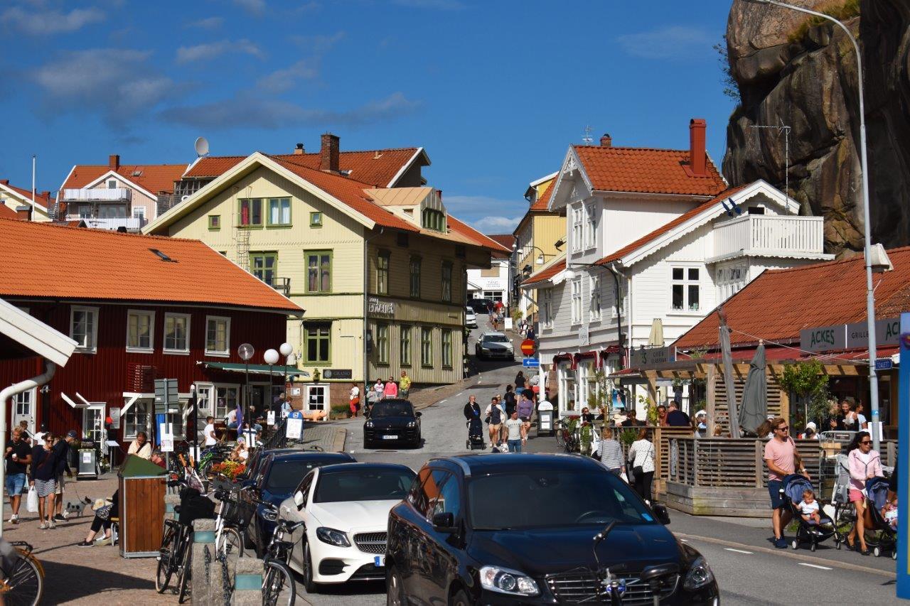 Ett folkfyllt centrum i Fjällbacka