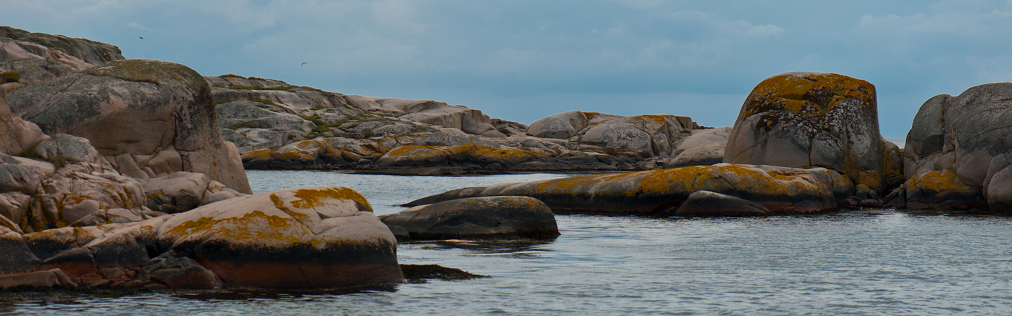 Klippig ö i den bohuslänska skärgården