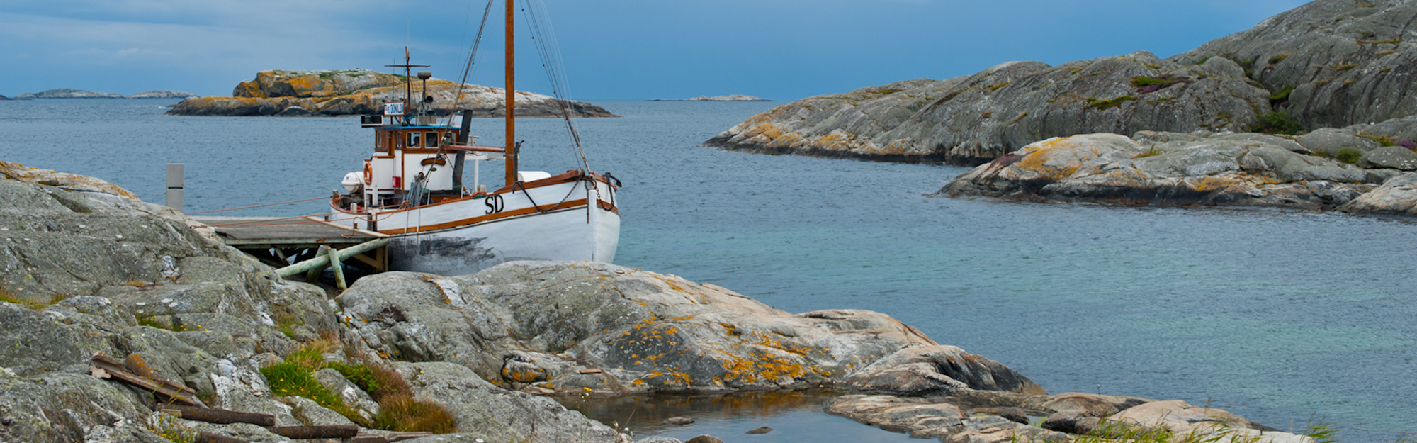 Båt förtöjd vid bohuslänska klippor. 