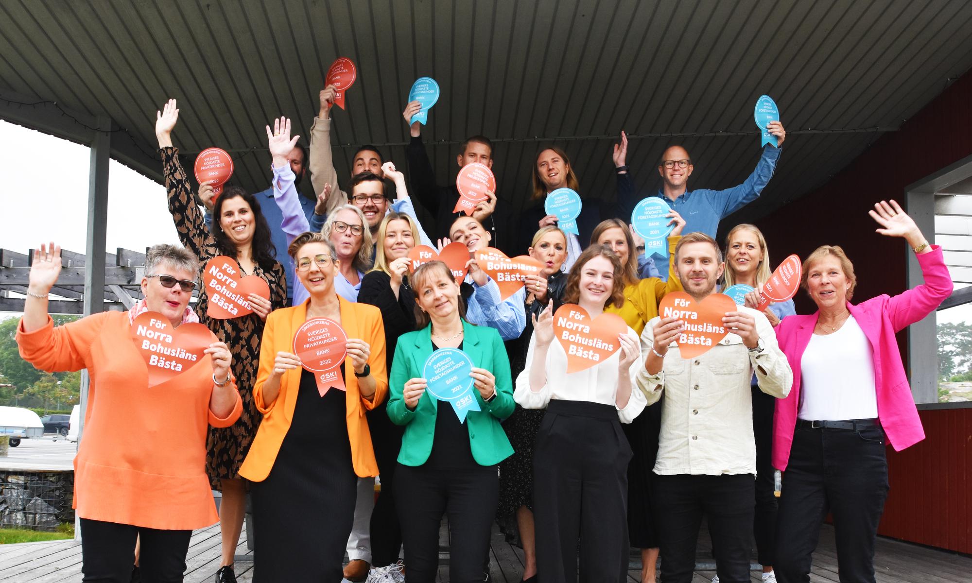 Gruppfoto med personal på Sparbanken Tanum